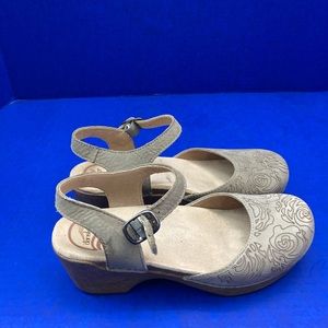 Dansko size 37 Sam Sand Floral Print Clogs